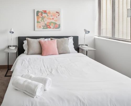 Downtown Harrisburg Apartment | Pp 1301 Modern Corporate 2br, Pool, Gym