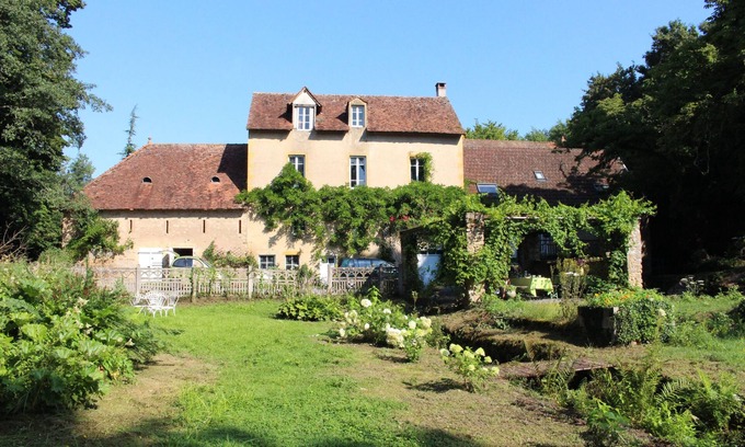 Vendenesse-sur-Arroux House | Prachtige Oude Watermolen met Eigen Privé Meer