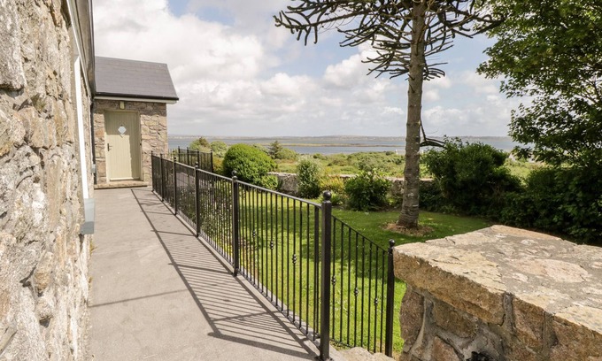 Lettermore Cottage | PRAGUE HOUSE, family friendly in Lettermore, County Galway
