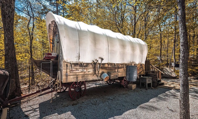 Hot Springs Apartment | Prairie Palace Covered Wagon at Fox Pass Cabins with Private Hot Tub!