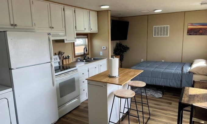 Belfield Cabin | Prairie Tiny Home near TRNP