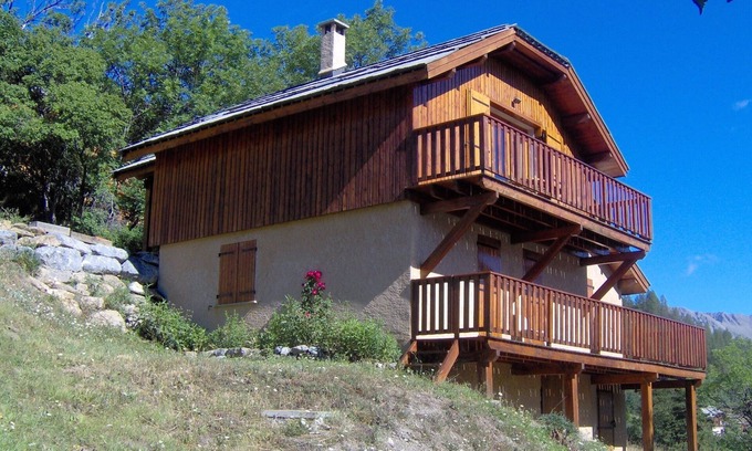 Pra Loup Ski Chalet | Praloup 500m from the ski lifts, sleeps 12, magnificent view, parking lot