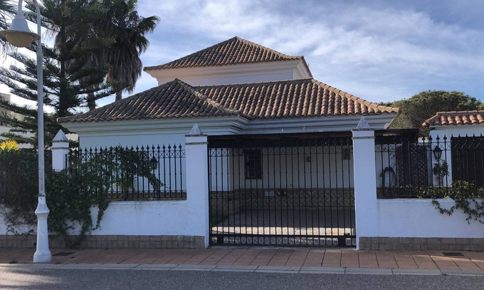El Portil Villa | Preciosa villa con vistas al campo golf con piscina privada.