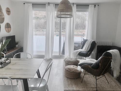 Monzon Apartment | Precioso Apartamento en Monzón con terraza, PISCINA,parque infantil y PARKING