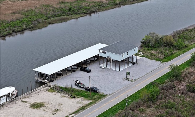 Hopedale House | Premier Bowfishing Lodge