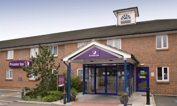 Thundersley Hotel | Premier Inn Basildon - Rayleigh