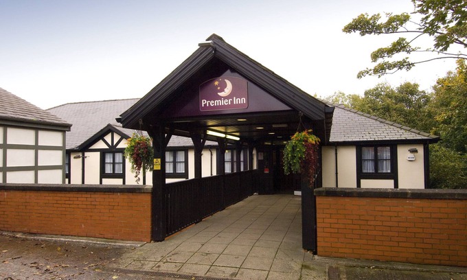 Kearsley Hotel | Premier Inn Manchester - Swinton
