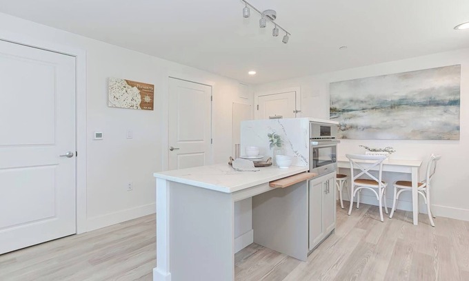 Plymouth Cultural District Apartment | Premier Ocean View Corner Condo (850S.F.)