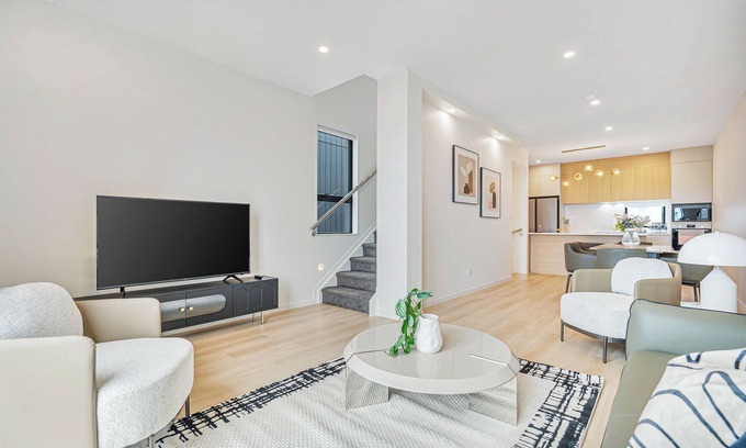 Auckland Central Business District House | Premier Parkview 3-Bedroom House with Garage Unit 33