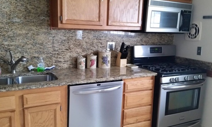 Roselawn Finance House | PremierStay Charming 3-bedroom house in Kenwood