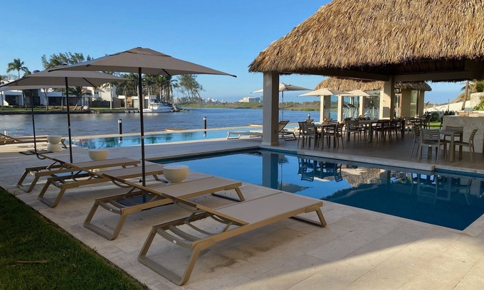 Boca del Rio Apartment | Premium 2-BED/2-BTHR Aprt with AC, WiFi, 3 pools, in fabulous Playas del Conchal
