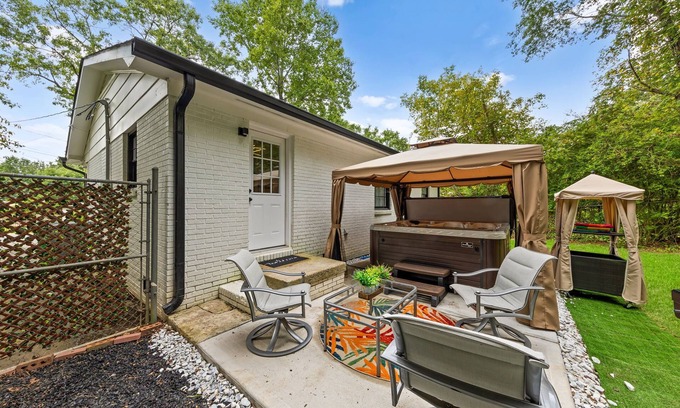 Charlotte House | Premium 3B Remodeled Home w Hot tub