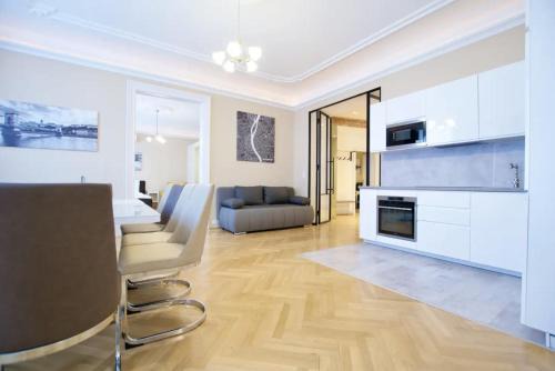 Inner City Budapest Apartment | Premium Apartment by Hi5 - Ferenciek tere - 3 BDR