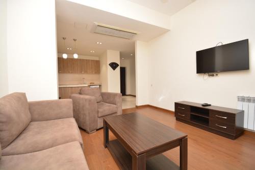 Kentron Apartment | Premium apartment on Byuzand 17 with big balcony
