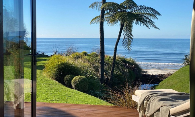 Parapara Villa | Premium Beachfront Villa- Adrift in Golden Bay (adults only)