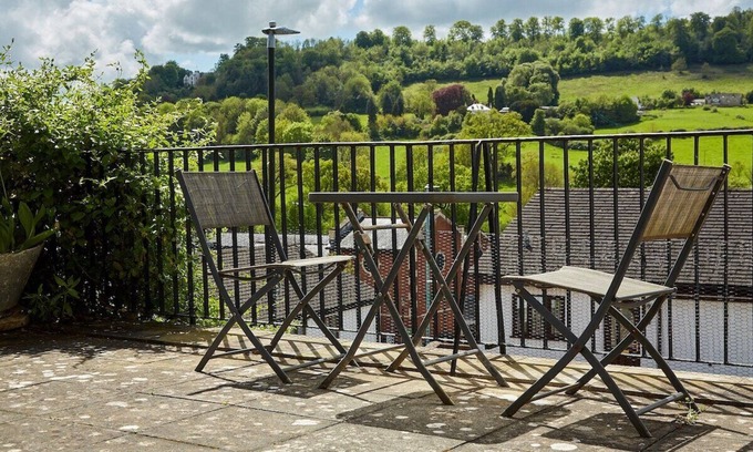 Stroud Apartment | Premium Central Stroud Apartment with Parking x2