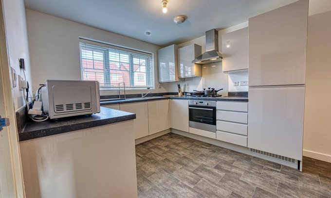 Seisdon House | Premium Contractor Accom: Modern 4 Bedrm House, Tyseley B11. Parking, Sleeps 10