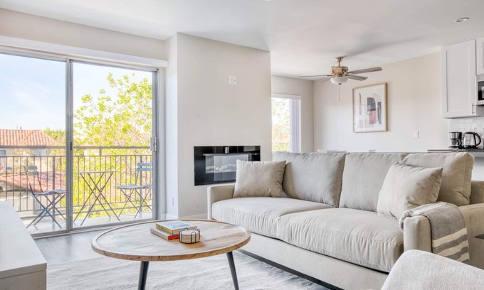 Encino Apartment | Premium Encino 1BR w/W/D, Pool & Gym, nr Ventura Blvd, by Blueground
