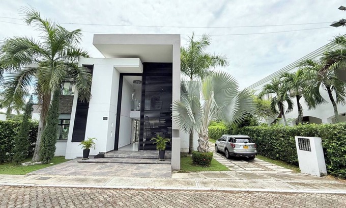 Girardot House | Premium home in Girardot: lake, cinema, swimming pool and BBQ area