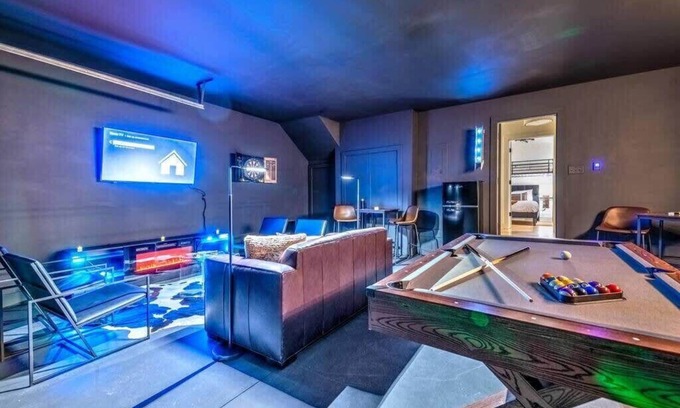 Hillsboro West End House | Premium Home Rooftop Pool Table 13 Beds