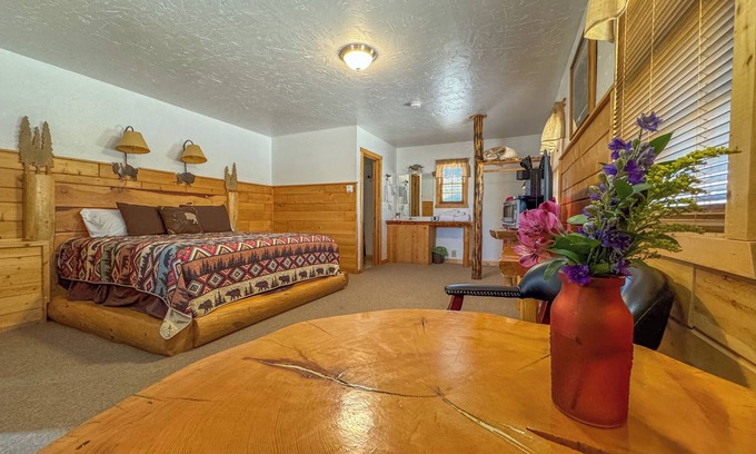 Dubois Cabin | Premium King Room, River & Mountain Views, Hot Tub and Parking!