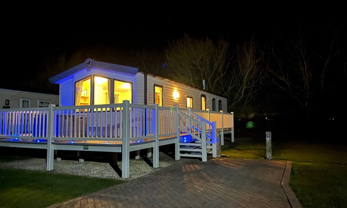 Mablethorpe Ski Chalet | Premium location - Sleeps 6 - Caravan on The Lakes