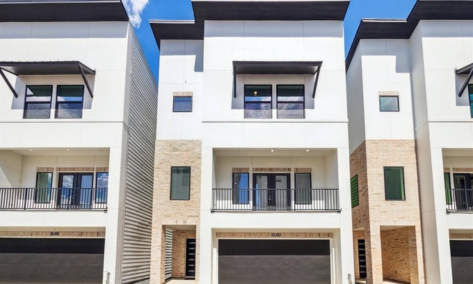 Spring Branch Central House | Premium New Construction 3-bedroom - 15 Min to Downtown