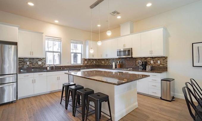 Newark House | Premium Newark 4BR w/Balcony, close to Restaurants & Mall, by Blueground