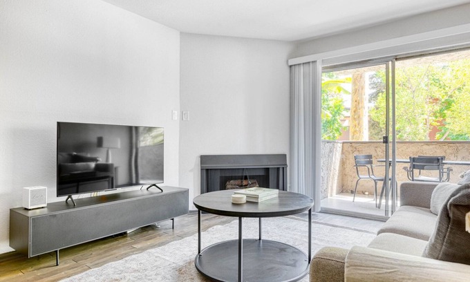 Pasadena Apartment | Premium Pasadena 2BR w/Gym & Pool, nr Colorado Ave, by Blueground
