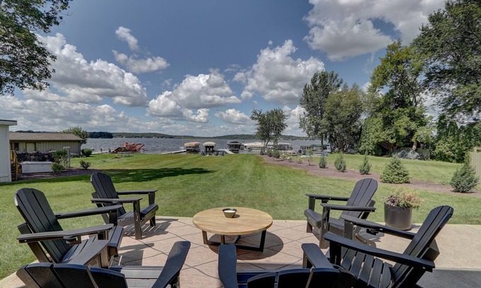 Pewaukee House | Premium Pewaukee Lakefront Home