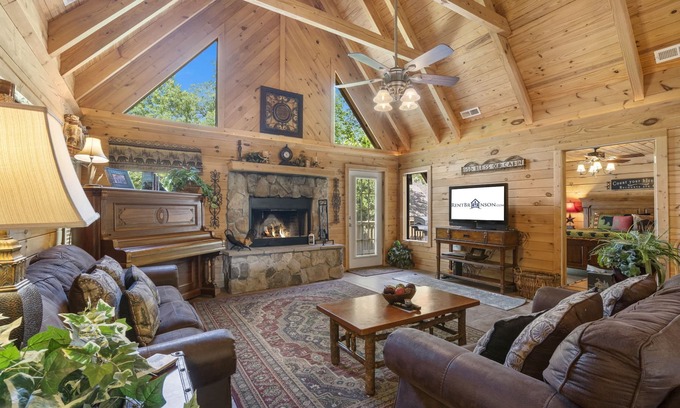 Branson Cedars Cabin | Premium Real Cabin Great Getaway, HotTub, Piano, Near Shows, Near Big Cedar, Jacuzzi Tub