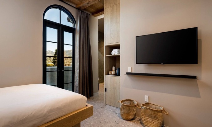 Santa Barbara Hotel | Premium Room with Private Balcony and Lounge! Downtown Location