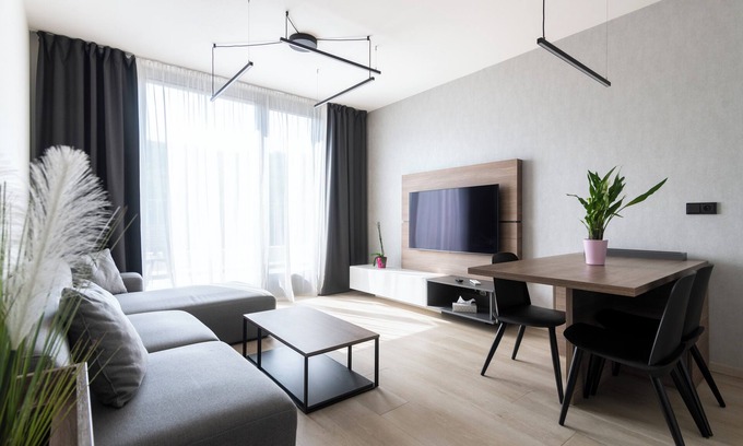 Prague 5 Apartment | Premium Spacious Top-Floor with A/C, 𝗙𝗿𝗲𝗲 𝗣𝗮𝗿𝗸𝗶𝗻𝗴, 200Mb WiFi