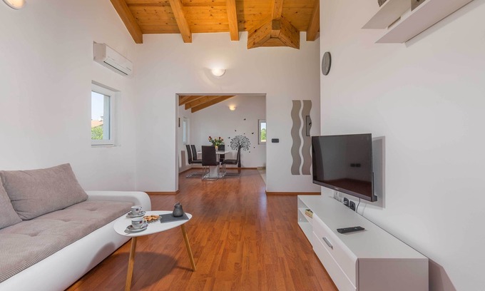 Fiorini Apartment | Premium Two-Bedroom Apartment/BEACH 5 minutes/GARDEN