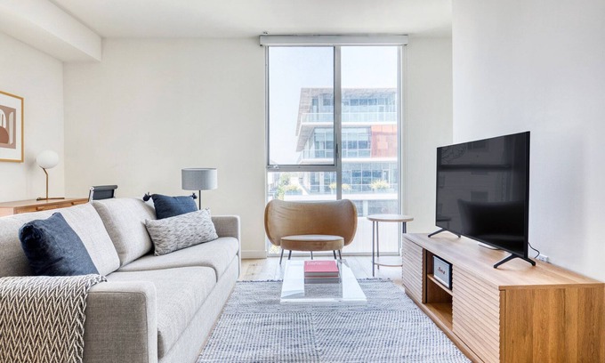 Melrose Apartment | Premium West Hollywood 1BR w/BBQ, Pool, Gym, W/D near TJ, by Blueground