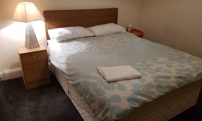 Prenton House | Prenton 1 Double Room near Liverpool