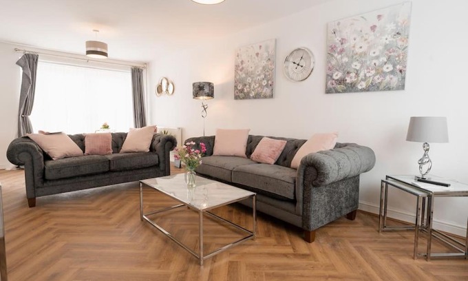 Birkenhead House | Prenton House, 3BR Close to Liverpool