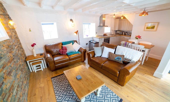 Tenby Cottage | Preseli Cottage, Wynd Hill Hideaway - walk to coast path, beach and pub!