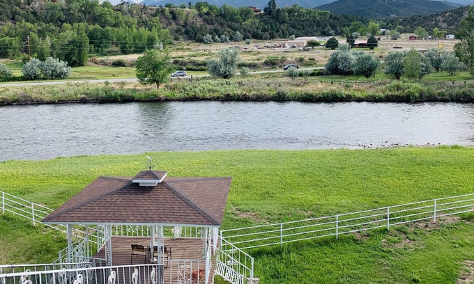 Howard House | Prestige Mountain View with a relaxing Waterfront at Arkansas River