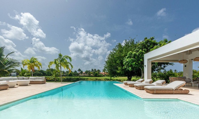 Las Palmas Villa | Prestige Villa Near Marina & Beach – Private Chef, Butler & Concierge Included