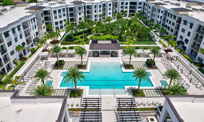 Redevelopment Area Condo | Prestigious 1,700 sq ft, 2-bedroom condo in beautiful Downtown Naples