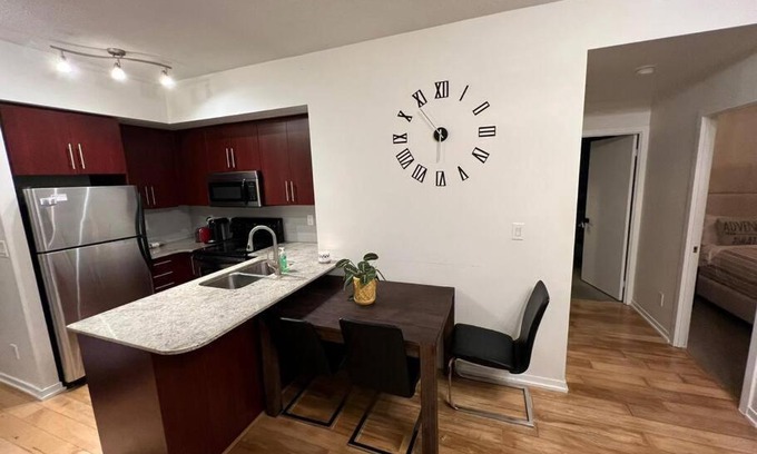 Downtown Toronto Apartment | Prestigious 2-bdrm Condo in the Heart of Toronto