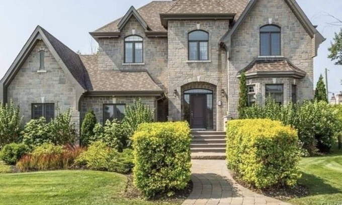 Blainville House | Prestigious 4BR home. Private backyard. Heated pool.