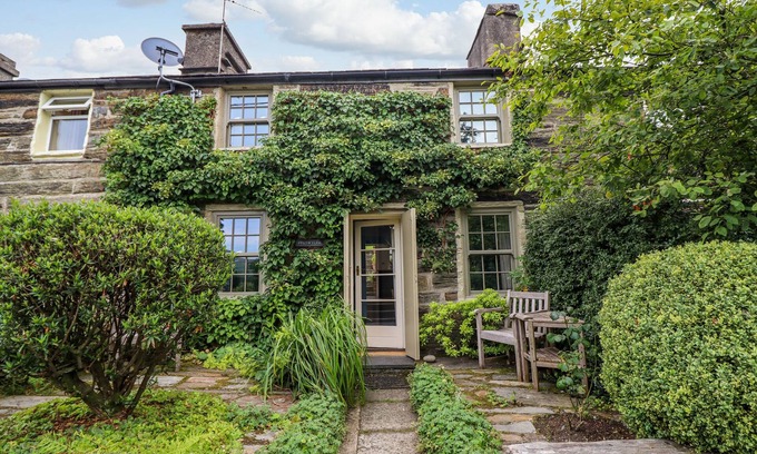 Ffestiniog Cottage | PRESWYLFA, pet friendly, with open fire in Ffestiniog