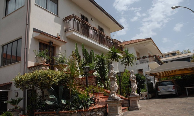 Gianola Apartment | pretty apartment in the Villa Lidia EG on the left, for 4 pers 10min on foot sea
