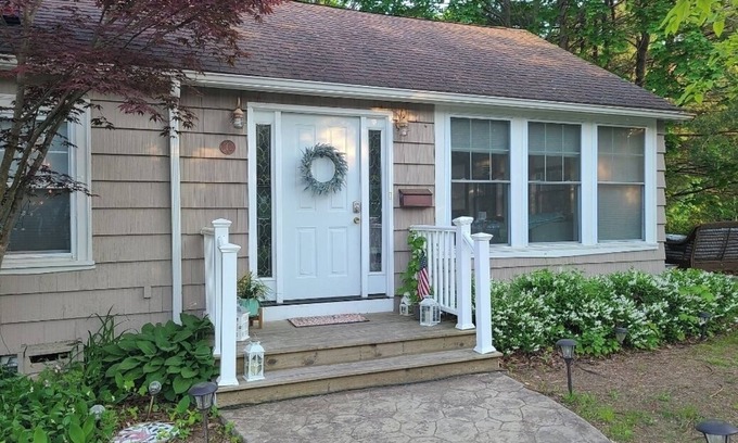 North Kingstown Cottage | Pretty beach house near URI, Newport