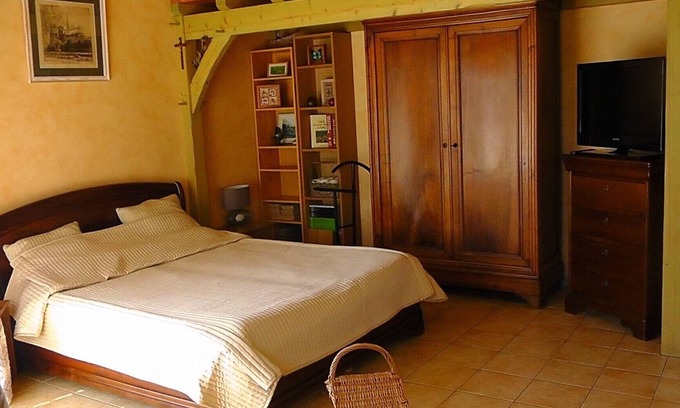 Agme Apartment | Pretty bedroom adjoining a country house