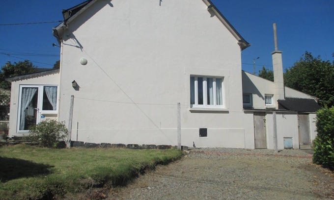 Belle-Isle-en-Terre Cottage | Pretty Breton Cottage recently refurbished 2 bedrooms central to all amenities