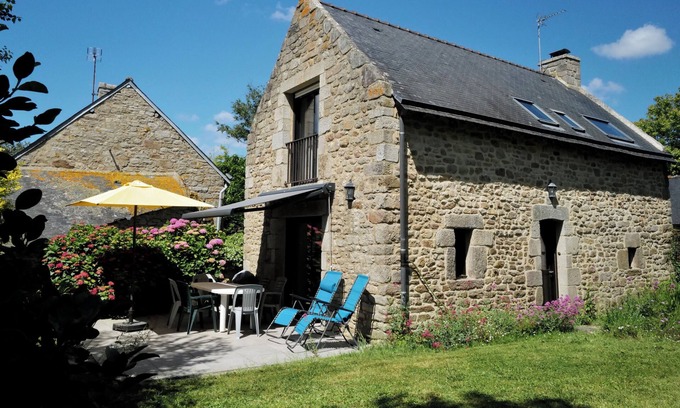 Larmor-Plage House | Pretty Breton stone house, 5 to 600 meters from the sea. Equivalent to 3 stars.