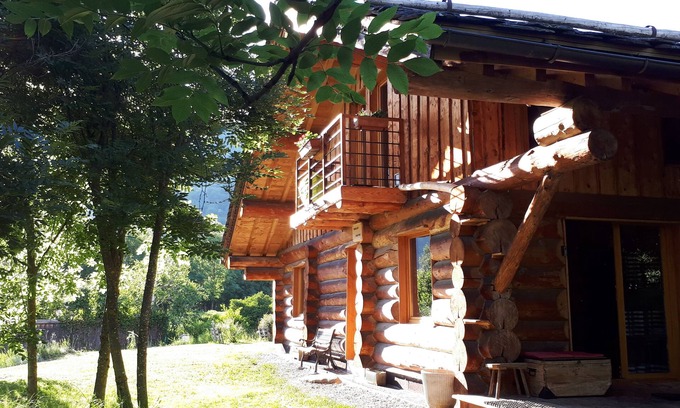 Seez Ski Chalet | Pretty chalet in a wooded garden